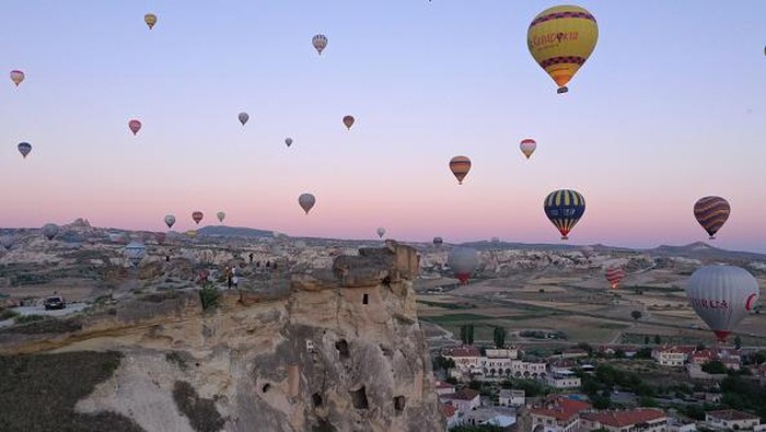 NEVSEHIR, TURKIYE - JULY 4: Hot air balloons glide over the sky at Cappadocia which attracts tourists with its historical, cultural and natural beauties in Nevsehir, Turkiye on July 4, 2022. The number of tourists flied with hot air balloons increased in the first half of this year compared to the same period last year, reaching 258,914. (Photo by Behcet Alkan/Anadolu Agency via Getty Images)