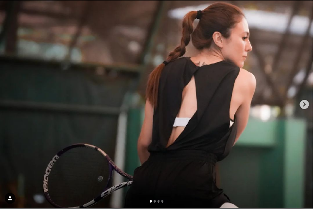 Melalui akun Instagramnya, Wulan Guritno memang terlihat gemar mengenakan pakaian yang memiliki bagian belakang terbuka. Seperti outfitnya ketika bermain tenis yang satu ini. Foto: Dok. Instagram wulanguritno