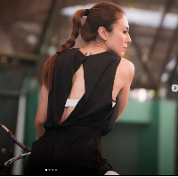 Melalui akun Instagramnya, Wulan Guritno memang terlihat gemar mengenakan pakaian yang memiliki bagian belakang terbuka. Seperti outfitnya ketika bermain tenis yang satu ini. Foto: Dok. Instagram wulanguritno