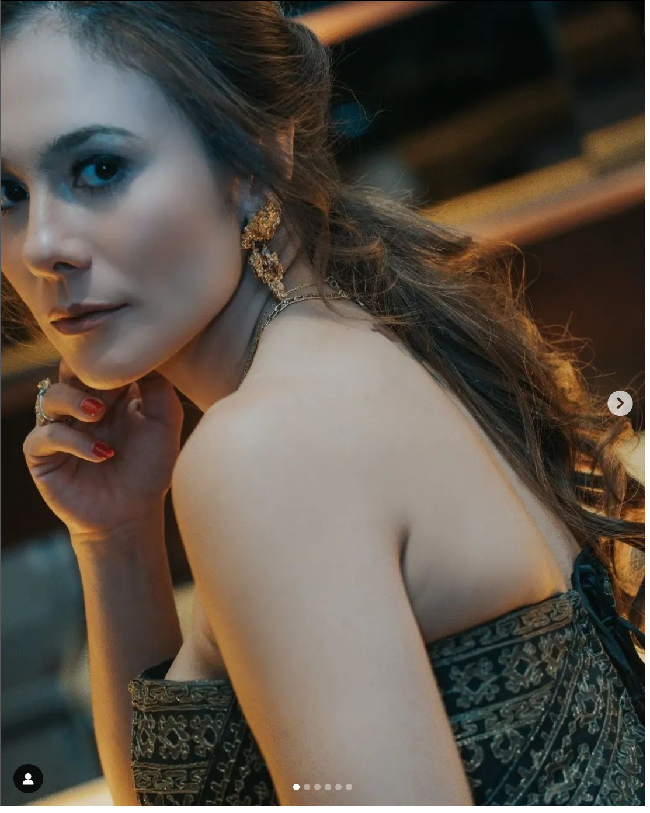 Walaupun sudah berusia 41 tahun namun kulit Wulan Guritno masih tampak mulus dan kencang. Tak heran jika dirinya banyak diidolakan, terutama oleh kaum adam. Foto: Dok. Instagram wulanguritno