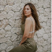 Mengenakan jumpsuit berwarna hijau tua, penampilan ibu 3 orang anak itu tak kalah memukau. Jumpsuit dengan tali spaghetti itu memliki bagian belakang yang terbuka. Model pakaiannya tu membuat bra putih yang dikenakannya terlihat jelas. Foto: Dok. Instagram wulanguritno