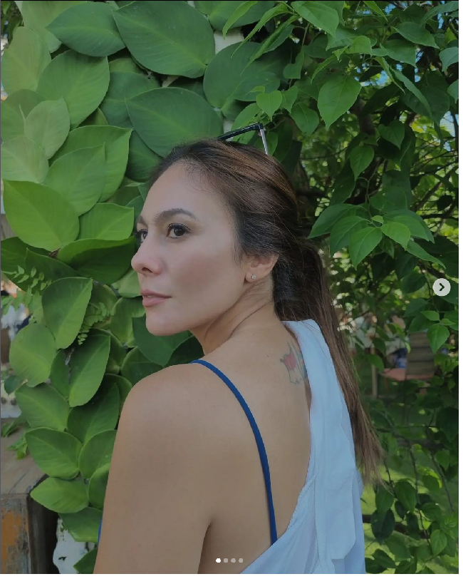 Sering mengenakan pakaian yang mengekspos punggungnya, tato Wulan pun jadi terlihat. Tato tersebut berupa bendera Indonesia dan Inggris yang melambangkan garis keturunannya. Foto: Dok. Instagram wulanguritno