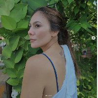 Sering mengenakan pakaian yang mengekspos punggungnya, tato Wulan pun jadi terlihat. Tato tersebut berupa bendera Indonesia dan Inggris yang melambangkan garis keturunannya. Foto: Dok. Instagram wulanguritno