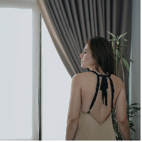 Berpose membelakangi kamera dengan dress bertali yang memperlihatkan bagian punggungnya, penampilan Wulan Guritno tampak begitu seksi. Ditambah dengan rambut panjangnya yang ditata menyamping, membuat bagian belakang tubuh Wulan semakin jelas terlihat. Foto: Dok. Instagram wulanguritno