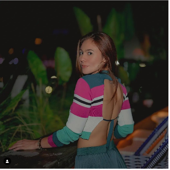Baju garis-garis berwarna-warni yang dikenakan Wulan itu memiliki bagian belakang yang cukup terbuka. Hampir seluruh bagian punggungnya pun terekspos. Baju tersebut dikenakan Wulan saat menghadiri acara di Lucy in The Sky Jakarta. Foto: Dok. Instagram wulanguritno