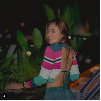 Baju garis-garis berwarna-warni yang dikenakan Wulan itu memiliki bagian belakang yang cukup terbuka. Hampir seluruh bagian punggungnya pun terekspos. Baju tersebut dikenakan Wulan saat menghadiri acara di Lucy in The Sky Jakarta. Foto: Dok. Instagram wulanguritno