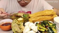Kehilangan nyawa gegara makan banyak juga menimpa food vlogger China bernama Wang pada 2020. Ia meninggal di usia 30 tahun usai merasa pusing dan mati rasa saat hendak melahap semangkuk besar olahan daging. Foto: Guru Gamer