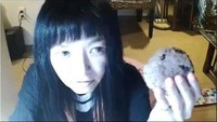 YouTuber Jepang bernama Sola tewas secara tragis pada 2 April 2019. Nyawanya melayang usai melahap bola-bola nasi berukuran besar dalam satu suapan. Ia sulit nafas karena bola nasi tertahan di tenggorokan! Foto: YouTube Sola