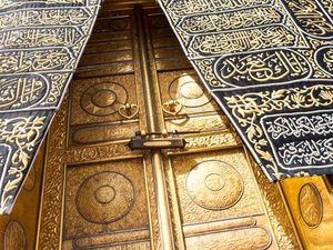 Keistimewaan Pintu Kabah, Terbuat dari Emas Murni yang Diukir Kaligrafi