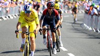 Pebalap Ineos Grenadiers, Adam Yates (kanan) tak sanggup menempel Van Aert di 11 km terakhir. Begitu pula peloton yang diisi para sprinter, tak sanggup mengejar Aert hingga garis usai. (Tim de Waele/Getty Images)