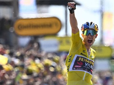 Tak Terkejar di 11 Km Terakhir, Van Aert Pertahankan Jersey Kuning