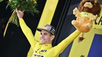 Perjalanan Van Aert masih panjang. Selain TDF 2022 baru pekan pertama, catatan klasemen overall masih sangat ketat. Ada Yves Lampaert, Tadej Pogacar dan Mads Pedersen yang menempel ketat dengan selisih waktu 25 detik, 32 detik dan 36 detik.( DAVID STOCKMAN/BELGA MAG/AFP via Getty Images)