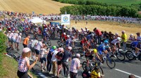 Rombongan pebalap memasuki area perbukitan dengan jalanan menanjak di etape 4 TDF 2022. Di belakang Van Aert, terdapat Jasper Philipsen dan Christopher Laporte yang menempati podium kedua dan ketiga. (Sylvain Lefevre/Getty Images)