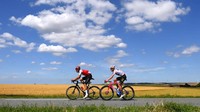 Pebalap tim EF Education Magnus Cort Nielson menempel pebalap tim Cofidis, Anthony Perez di etape 4 TDF 2022.  Magnus Cort Nielson mempertahankan jersey polkadot di etape ini sebagai raja tanjakan. (Tim de Waele/Getty Images)
