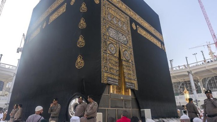 Mecca, Saudi Arabia - March 14, 2015: Muslims look into Maqam Ibrahim (the station of Ibrahim)  in Makkah, Saudi Arabia. Inside the Maqam Ibrahim is a stone block where Ibrahim stood to build the kaaba.