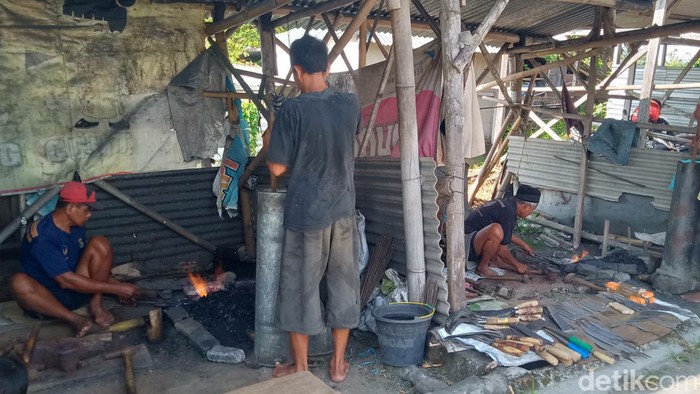 Aktivitas pande besi di Pasar Hewan Jatinom, Klaten, Rabu (6/7/2022).