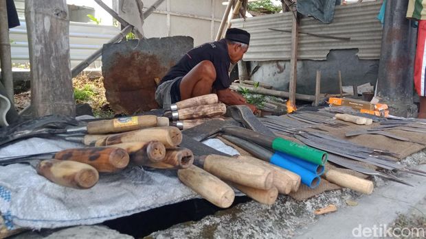 Aktivitas pande besi di Pasar Hewan Jatinom, Klaten, Rabu (6/7/2022).