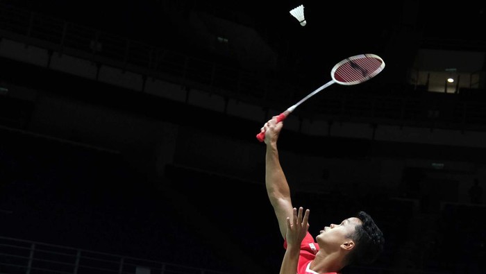 KUALA LUMPUR, MALAYSIA - JULY 06: Anthony Sinisuka Ginting of Indonesia in action against Kenta Nishimoto of Japan in their mens singles on day two of the Perodua Malaysia Masters at Axiata Arena on July 06, 2022 in Kuala Lumpur, Malaysia. (Photo by How Foo Yeen/Getty Images)