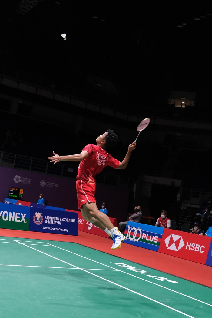 Anthony Ginting Melaju ke 16 Besar Malaysia Masters 2022 KUALA LUMPUR, MALAYSIA - JULY 06: Anthony Sinisuka Ginting of Indonesia in action against Kenta Nishimoto of Japan in their men's singles on day two of the Perodua Malaysia Masters at Axiata Arena on July 06, 2022 in Kuala Lumpur, Malaysia. (Photo by How Foo Yeen/Getty Images)
