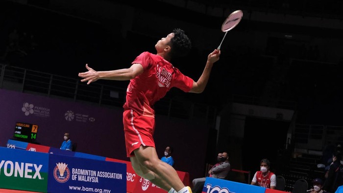 KUALA LUMPUR, MALAYSIA - JULY 06: Anthony Sinisuka Ginting of Indonesia in action against Kenta Nishimoto of Japan in their mens singles on day two of the Perodua Malaysia Masters at Axiata Arena on July 06, 2022 in Kuala Lumpur, Malaysia. (Photo by How Foo Yeen/Getty Images)