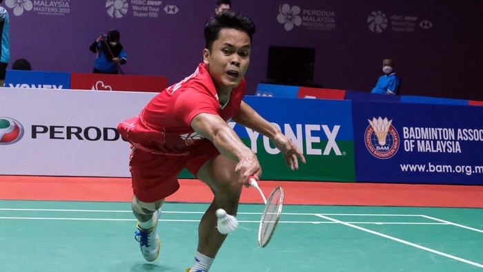 Anthony Ginting Melaju ke 16 Besar Malaysia Masters 2022 KUALA LUMPUR, MALAYSIA - JULY 06: Anthony Sinisuka Ginting of Indonesia in action against Kenta Nishimoto of Japan in their men's singles on day two of the Perodua Malaysia Masters at Axiata Arena on July 06, 2022 in Kuala Lumpur, Malaysia. (Photo by How Foo Yeen/Getty Images)