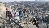 Jemaah haji mengunjungi Gua Hira di puncak Jabal Nur di Mekkah, Arab Saudi, Selasa (5/7/2022).