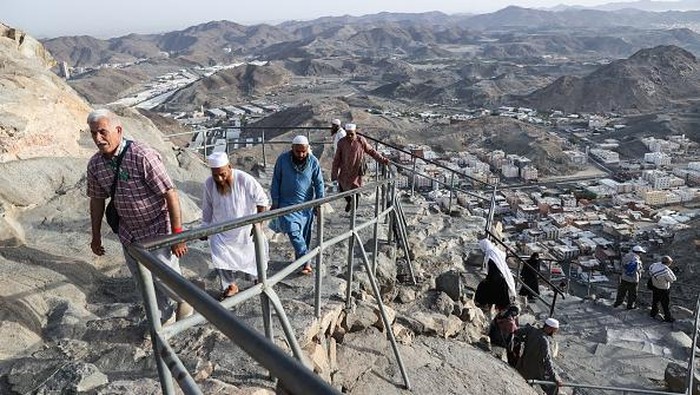 Antusias Jemaah Haji Kunjungi Jabar Nur dan Gua Hira MECCA, SAUDI ARABIA - JULY 04: Prospective pilgrims visit the Hira cave at the top of Noor Mountain, as Muslims continue their worship to fulfill the Hajj pilgrimage in Mecca, Saudi Arabia on July 04, 2022. Muslims pray in the cave on the mountain after completing an hour-long hard journey, as it is believed that the Prophet Muhammad heard his first revelation from God while atop Noor Mountain and that he received the divine inspiration to spread Islam in the Cave of Hira. (Photo by Ashraf Amra/Anadolu Agency via Getty Images)