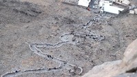 Jarak antara Gua Hira dengan Kabah di Masjidil Haram, apabila ditarik garis lurus, yakni 5,24 Km. Dari pusat kota Mekah perjalanan darat dengan kendaraan ke kampung terdekat sebelum naik ke bukit Jabal Nur yang cukup memakan waktu tak kurang dari 20 menit.