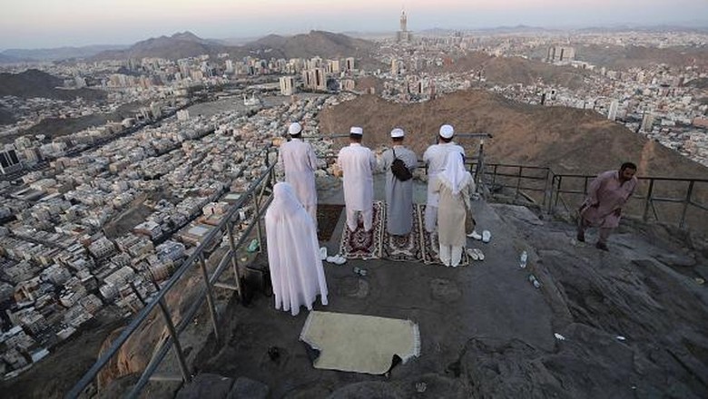 MECCA, SAUDI ARABIA - JULY 04: Prospective pilgrims visit the Hira cave at the top of Noor Mountain, as Muslims continue their worship to fulfill the Hajj pilgrimage in Mecca, Saudi Arabia on July 04, 2022. Muslims pray in the cave on the mountain after completing an hour-long hard journey, as it is believed that the Prophet Muhammad heard his first revelation from God while atop Noor Mountain and that he received the divine inspiration to spread Islam in the Cave of Hira. (Photo by Ashraf Amra/Anadolu Agency via Getty Images)