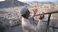 Saat berkunjung dan menyambangi lokasi Rasul saat menerima wahyu pertama, tak lupa umat Muslim berdoa di Gua Hira usai menempuh perjalanan selama kurang lebih satu jam.