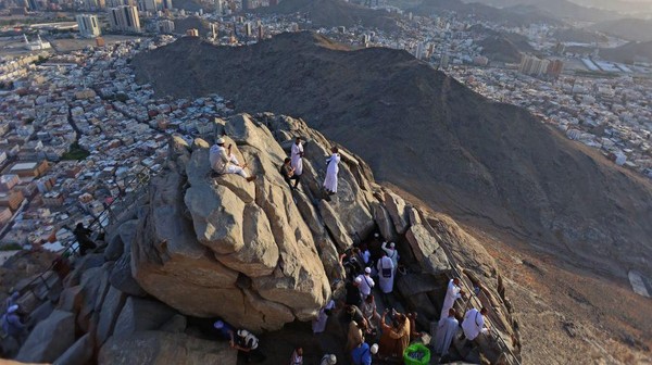 Gua Hira ini tak pernah sepi dari calon jemaah haji yang ingin melihat secara langsung maupun berziarah di lokasi tersebut. Gua Hira ini tak pernah sepi dari calon jemaah haji yang ingin melihat secara langsung maupun berziarah di lokasi tersebut.