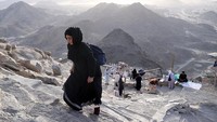 Untuk menuju Gua Hira, telah dibuatkan anak tangga yang menghubungkan kampung terakhir dengan puncak Jabal Nur. Meskipun sudah ada anak tangga, bagi yang tak terbiasa dengan kegiatan fisik, harus pintar-pintar mengatur strategi. Jangan langsung memforsir fisik dengan terus naik ke atas. Lebih baik luangkan waktu sejenak tiap beberapa puluh langkah untuk beristirahat.