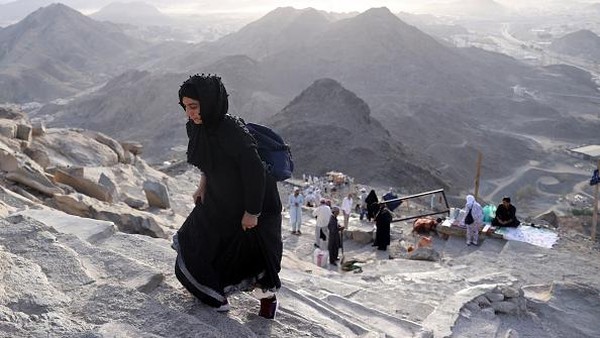Untuk menuju Gua Hira, telah dibuatkan anak tangga yang menghubungkan kampung terakhir dengan puncak Jabal Nur. Meskipun sudah ada anak tangga, bagi yang tak terbiasa dengan kegiatan fisik, harus pintar-pintar mengatur strategi. Jangan langsung memforsir fisik dengan terus naik ke atas. Lebih baik luangkan waktu sejenak tiap beberapa puluh langkah untuk beristirahat. Untuk menuju Gua Hira, telah dibuatkan anak tangga yang menghubungkan kampung terakhir dengan puncak Jabal Nur. Meskipun sudah ada anak tangga, bagi yang tak terbiasa dengan kegiatan fisik, harus pintar-pintar mengatur strategi. Jangan langsung memforsir fisik dengan terus naik ke atas. Lebih baik luangkan waktu sejenak tiap beberapa puluh langkah untuk beristirahat.