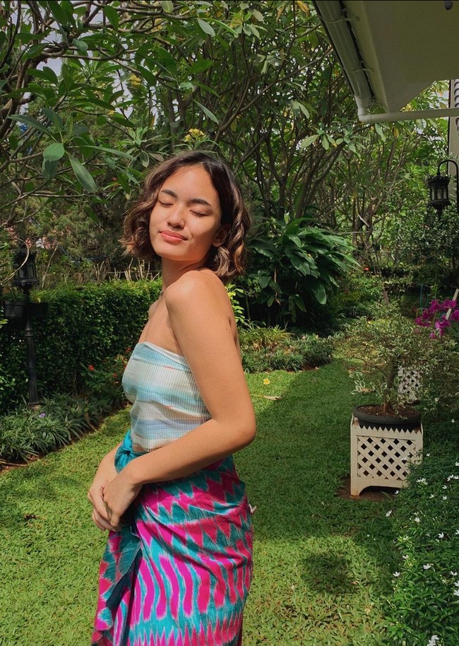 Arawinda Kirana sering memanfaatkan platform-nya di Instagram untuk mempromosikan kain-kain Nusantara. Ia pun kerap tampil dengan busana yang terbuat dari kain tradisional seperti Batik dan Tenun. Foto: Instagram/@arawindak