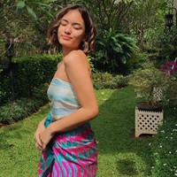 Arawinda Kirana sering memanfaatkan platform-nya di Instagram untuk mempromosikan kain-kain Nusantara. Ia pun kerap tampil dengan busana yang terbuat dari kain tradisional seperti Batik dan Tenun. Foto: Instagram/@arawindak