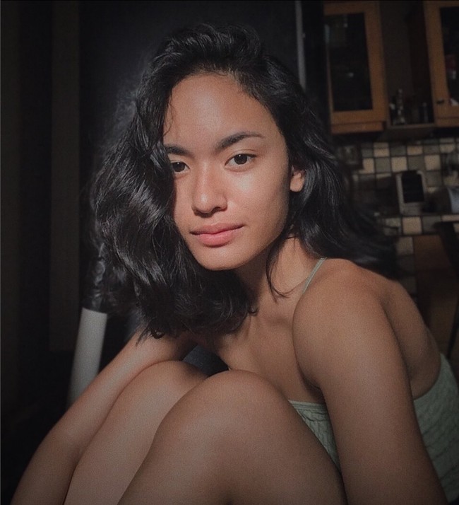 Belakangan namanya ramai diperbincangkan netizen di media sosial. Sebuah akun Twitter menuliskan kisah tentang perselingkuhan yang dialami salah satu kerabatnya. Di dalamnya dinarasikan ada sepasang suami-istri yang rumah tangganya berantakan karena adanya pelakor atau perebut laki orang. Foto: Instagram/@arawindak