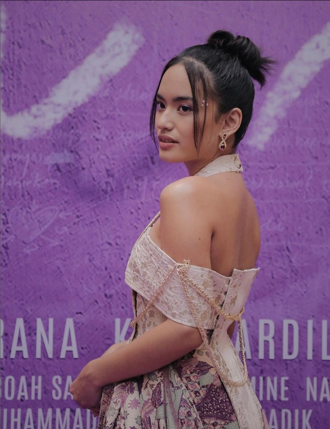 Sang pelakor disebut sebagai pekerja di dunia entertainment. Akun itu mengungkap bahwa suami kerabatnya itu beberapa kali kepergok selingkuh dengan orang yang sama. Foto: Instagram/@arawindak