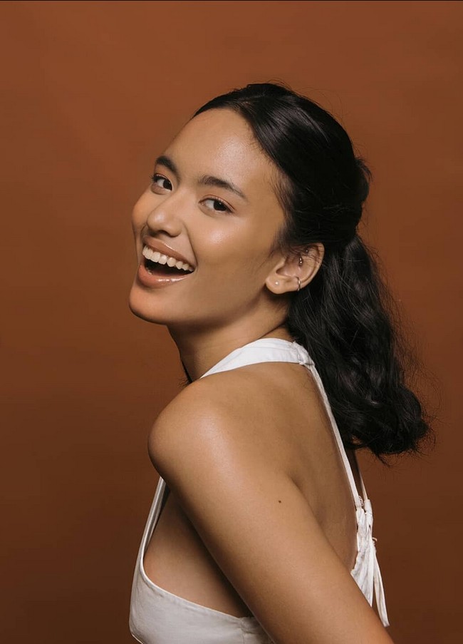 Sebelum menggeluti dunia akting, wanita 20 tahun ini mengawali kariernya sebagai model sejak 2019. Foto: Instagram/@arawindak