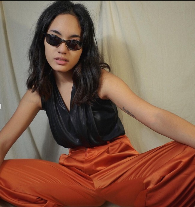 Dalam keseharian, Arawinda Kirana lebih sering berpakaian simpel dan minimalis.  Foto: Instagram/@arawindak