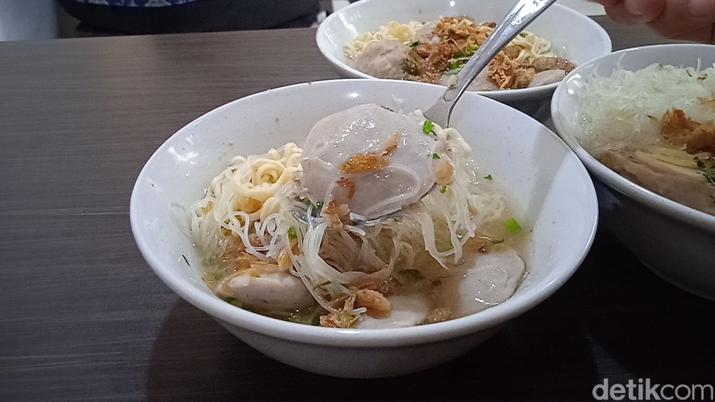 Bakso Gepeng Tebet: Bakso Favorit Artis yang Habiskan 25 Kg Daging Sehari!