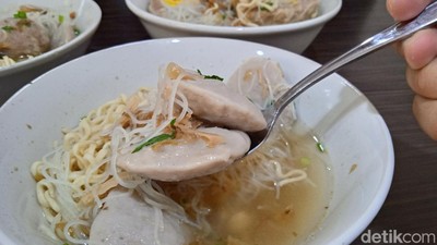 Bakso Gepeng Langganan Artis yang Bisa Habsikan 25 Kg Daging Sehari!