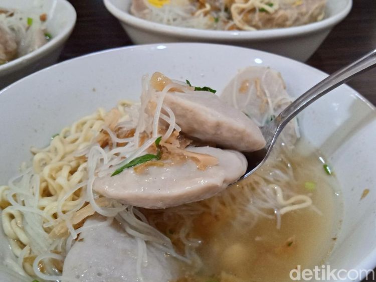 Bakso Gepeng Langganan Artis yang Bisa Habsikan 25 Kg Daging Sehari!