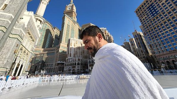 Adam Muhammed berangkat dari Wolverhampton, Inggris, pada 1 Agustus 2021. Dia menempuh jarak 6.500 kilometer (4.038,91 mil) untuk mencapai Mekkah sebelum musim haji dimulai pada 7 Juli 2022.  