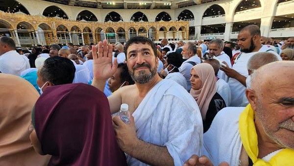 Adam berhasil tiba di Mekkah dengan gerobak roda tiganya dan bersiap menjalani ibadah haji. Kedatangannya pun dinantikan dan disambut meriah para jemaah haji di Masjid e Aisha. Â Adam berhasil tiba di Mekkah dengan gerobak roda tiganya dan bersiap menjalani ibadah haji. Kedatangannya pun dinantikan dan disambut meriah para jemaah haji di Masjid e Aisha. Â
