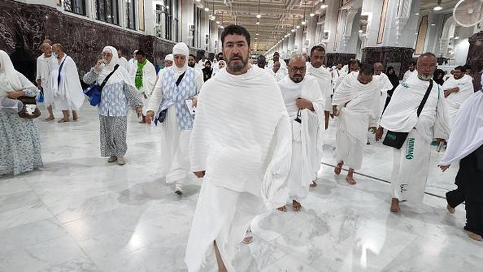 Bawa Gerobak ke Mekkah, Jemaah Inggris ini Tempuh 11 Bulan Perjalanan MECCA, SAUDI ARABIA - JULY 03: 53-year-old Iraqi electrical engineer Adam Muhammed visits the holy land to fulfill the Hajj pilgrimage in Mecca, Saudi Arabia on July 03, 2022, after he has walked with his three-wheeled mobile vehicle from the UK to Saudi Arabia in 11 months, crossing 11 countries on the way. Adam Muhammed, who has been living in the UK for about 25 years, set out to go to the holy land after a dream he had in August last year, as he calls his walking experience