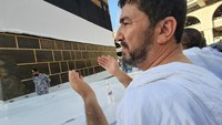 Air matanya pun tumpah saat ia berdoa di depan Kabah.  