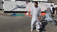 Adam Muhammed, seorang teknisi listrik berusia 53 tahun keturunan Iraq-Inggris yang selama 25 tahun terakhir tinggal di Inggris, berangkat ke Tanah Suci dengan berjalan kaki selama 11 bulan.  