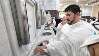Adam mengatakan motivasinya untuk melakukan perjalanan ke Mekkah dimulai dari mimpinya saat tertidur. Suara batinnya mengatakan untuk berjalan ke Mekkah dan mengingatkan orang akan nilai Al Qur’an.  