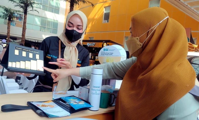 PT Bank Syariah Indonesia Tbk. (BSI) gelar Program Hujan Emas. Hal ini untuk mendorong minat masyarakat berinvestasi melalui instrumen logam mulia atau emas.