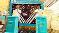 Direktur Retail Banking BSI Ngatari (kiri) dan Direktur Sales & Distribution BSI Anton Sukarna (kanan) saat meresmikan Program Hujan Emas BSI 2022 di Pasar Mayestik, Kebayoran Baru, Jakarta (6/7).